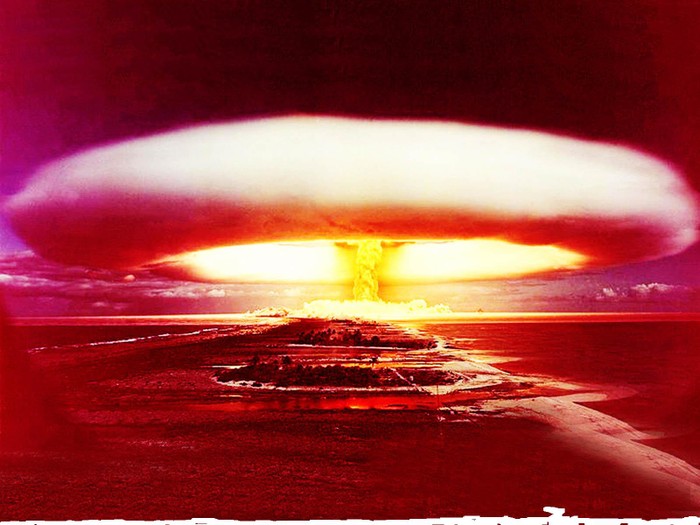 Vũ khí hạt nhân có sức công phá to lớn. Nhật Bản đã đầu hàng vô điều kiện khi Mỹ ném bom nguyên tử xuống Hiroshima và Nagasaki năm 1945
